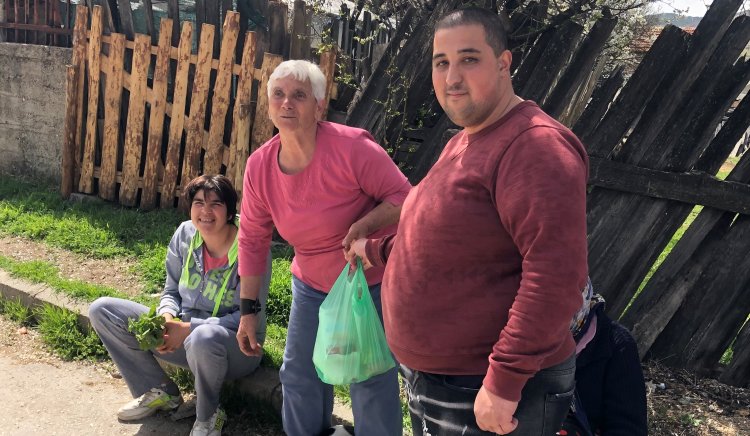 Социалисти от област Пазарджик дариха български продукти на възрастни, социално уязвими и самотни хора