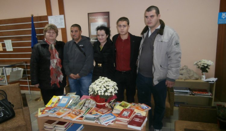 Младежи от БСП в Област Пазарджик  дариха книги на Регионална библиотека” Никола Фурнаджиев”
